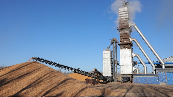 烘糧噸成本降至28元！300噸烘干塔用上秸稈直燃熱風(fēng)爐，相比燃煤一天節(jié)省一萬六！